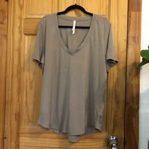Aritzia Foundation V-neck T-shirt